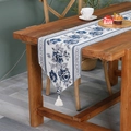Chemin de table classique avec broderie de roses bleues, lin de coton et glands blancs - 35*150cm / Rose Bleue