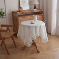 Primer plano del mantel redondo de lino beige con borde de encaje francés ancho - 100*130cm / Redondo / Blanco