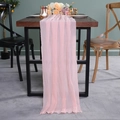 Elegante roze chiffon tafelloper met kreukeleffect op een donkere houten tafel in rustiek - Roze / 70*300cm