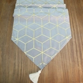 Hellgrauer Samt-Tischläufer mit goldenen geometrischen Würfeln und weißer Quaste - 30cm*150cm / Grau