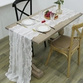 Eleganter weißer Tischläufer aus Spitze mit Blumenstickerei und Wellenrand auf Holztisch - 70cm*300cm / Weiß