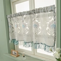 Rideau de café brodé à fleurs avec motifs damassés vintage et bordures à volants verts - Floral Blanc & Bleu / 60*180
