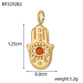 Nahaufnahme eines vergoldeten Hamsa-Hand-Anhängers mit orangefarbenem Zirkon und Maßen - Hamsa Hand Orangefarbene Zirkonia (BP3292B2)