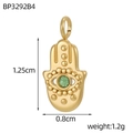 Details eines goldenen Hamsa-Handanhängers mit grünem Edelstein, Größe 1,25 x 0,8 cm - Hamsa Hand Grüne Zirkonia (BP3292B4)