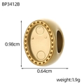 Vue détaillée du pendentif ovale doré avec dimensions 0.98cm par 0.64cm et poids de 1.9g - Ovale Pointillé Mat (BP3412B)
