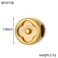 Vue macro d'une breloque cylindrique dorée avec trèfle et marquage de taille 1cm - Cylindre Trèfle (BP3415B)