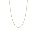 Minimalistische vergulde kruis ketting met hoogglans afwerking op witte achtergrond - Gouden Curb Ketting (AL35983D0W0)