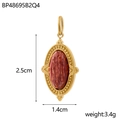 Nahaufnahme des ovalen Goldanhängers mit rotbraunem Stein und Maßen von 2,5 cm mal 1,4 cm - Roter Holzmaserstein-Stil (BP48695B2Q4)