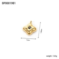 Macro-opname van een gouden klaverhanger met gestreepte textuur en zwarte edelsteen - Gouden vierbladige bloem met zwarte steen stijl (BP00019B1)