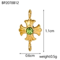 Dettaglio macro di un connettore per gioielli a croce dorata da 1,1 cm con pietra verde - Connettore a Croce con Strass Verde (BP2078B12)