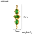 Dettaglio del pendente con cristalli verdi e finitura dorata, misura 1,9 cm x 0,6 cm - Connettore a Triplo Strass Marquise Verde Smeraldo (BP2144B1)