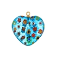 Dettaglio pendente a cuore in vetro millefiori blu con motivi floreali e gancio dorato - Ciondolo Cuore Blu Chiaro in Vetro Millefiori (CP3023B5)