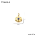 Detail van een gouden ronde boze oog hanger met blauwe edelsteen en reliëfpatroon - Gouden ronde reliëf diepblauwe steen stijl (FP28947B-1)