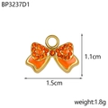 Makro-Detail des orangefarbenen Emaille-Schmetterlingsanhängers mit Goldbeschichtung - Orangener Schleifen-Stil (BP3237D1)
