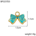Detaillierte Ansicht eines vergoldeten Schleifenanhängers mit blauer Emaille und Strass - Seeblauer Schleifen-Stil (BP3237D3)