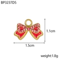 Détail du pendentif nœud doré avec émail rouge, cristaux roses et dimensions 1,5cm x 1,1cm - Style Nœud Rouge (BP3237D5)
