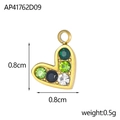 Detalle macro de un colgante de corazón dorado de 0,8 cm con circonitas de colores - Estilo Corazón Dorado Zircón Verde Oscuro Negro Blanco (AP41762D09)
