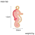 Détail montrant les dimensions du pendentif hippocampe rose et blanc de 1,2 cm - Style Hippocampe Rose et Blanc (PJ00178D)