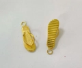 Coppia di ciondoli in metallo dorato a forma di infradito con finiture opache e lucide - Stile Infradito 3D (XP49392B1)