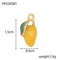 Vista detallada de las medidas del colgante de mango dorado de 1,5 cm por 0,9 cm - Estilo de Mango Amarillo Brillante (HP2285B1)