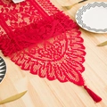 Elegante camino de mesa de encaje rojo con calados y borlas sobre una mesa de comedor - 33*91 / Rojo Floral