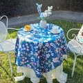 Mantel redondo azul con estampados de flores y pájaros en un entorno de jardín exterior - 132*132 / Azul Zafiro Ciruela