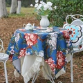 Mantel floral azul marino con diseño de peonías y bordes con volantes en crema - 132*132 / Azul Esmalte Peonía de Prosperidad