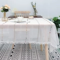 Nappe rectangulaire blanche avec rayures brodées colorées et bordure à pompons décorative - 140*140cm / Fil de Bonbon