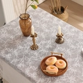 Grijs kanten tafelkleed met wit takpatroon en crème kwastjes voor de eettafel - 140x100 / Grijs