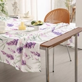 Mantel rectangular con estampado de lavanda sobre mesa de madera y decoración - 140x100 / Blanco