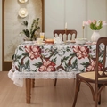 Tovaglia rettangolare crema con stampa floreale rossa e bordo in pizzo bianco - 132cmx180cm / Peonia Bianca