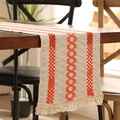 Chemin de table en lin kaki moderne avec motifs tissés orange et bordure à pompons - Orange Trois Cordes