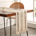 Chemin de table en lin à rayures géométriques kaki avec franges sur bois - Rayure Triple Kaki