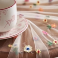 Nappe en dentelle blanche avec broderie florale colorée et texture en maille - 150*260 / Broderie Florale Colorée