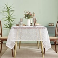Nappe en dentelle blanche avec broderie florale bleue sur une table rectangulaire - 140*100 / Blanc