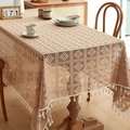Détail de la texture en maille de nappe vintage avec bordures à pompons blancs - 100cmx140cm / Marron