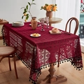 Nappe élégante en dentelle bordeaux avec motifs évidés et glands noirs sur table en bois - XS / Bordeaux