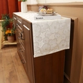 Elegante runner da tavola color crema con jacquard floreale su mobile in legno - Stile Corto / Fiore di Prugno Oro
