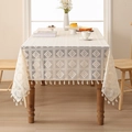 Détail de la nappe en dentelle ajourée avec motifs géométriques et bord à franges - XS / Beige