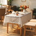 Nappe élégante en dentelle blanche avec motifs floraux creux sur une table en bois - 140*100 / Floral Queue de Phénix Blanc