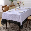 Elegante lila Damast-Jacquard-Tischdecke mit schwarzer Spitze auf einem Esstisch - Weiß / 140*260cm