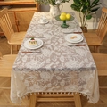 Nappe rectangulaire beige avec dentelle florale blanche et bordure à franges - Colibri Beige
