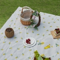 Waterdicht picknickkleed met gele bloemenprint op gazon met een picknickopstelling - 150*100cm / Zonnebloem Picknickmat