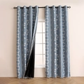 Cortina opaca azul con estampado floral, motivos vegetales blancos y flecos de pompones - 130*160 / Azul Niebla