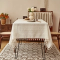 Mantel de lino a rayas beige con pompones blancos decorativos para un comedor acogedor - 140*100 / Estilo de Raya 1