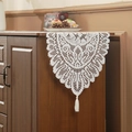 Elegante witte kanten tafelloper met driehoekige franjes op een houten dressoir - 33*91 / Beige