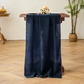 Dunkelblauer Chiffon-Tischläufer mit feinem weißem Rand auf einem Holztisch dekoriert - 70cmx300cm / Marineblau
