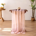 Eleganter hellrosa Tischläufer aus Chiffon für Hochzeiten auf dunklem Holztisch - 70cmx300cm / Nute Rosa