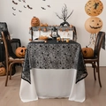 Halloween Tischdecke aus schwarzer Spitze mit Spinnennetz-Muster auf weißem Grund - 100*100cm / Schwarze Spinne