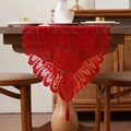 Détail d'un chemin de table en dentelle rouge avec motifs floraux vintage et glands - 40*180CM / Rouge